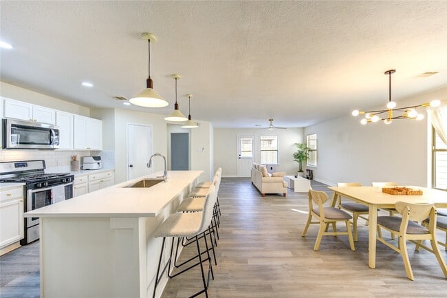 property at 1010 Hummingbird Point Ln