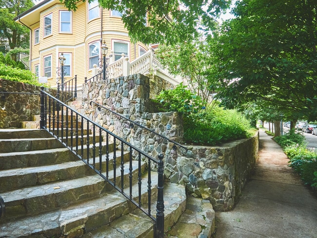 18 Atherton Rd, Unit G in Brookline, MA - Building Photo - Building Photo