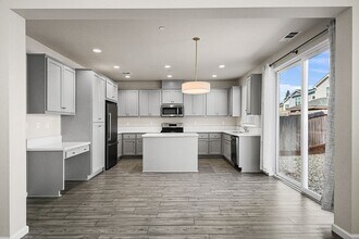 1477 Cecilia Dr in Santa Rosa, CA - Building Photo - Building Photo