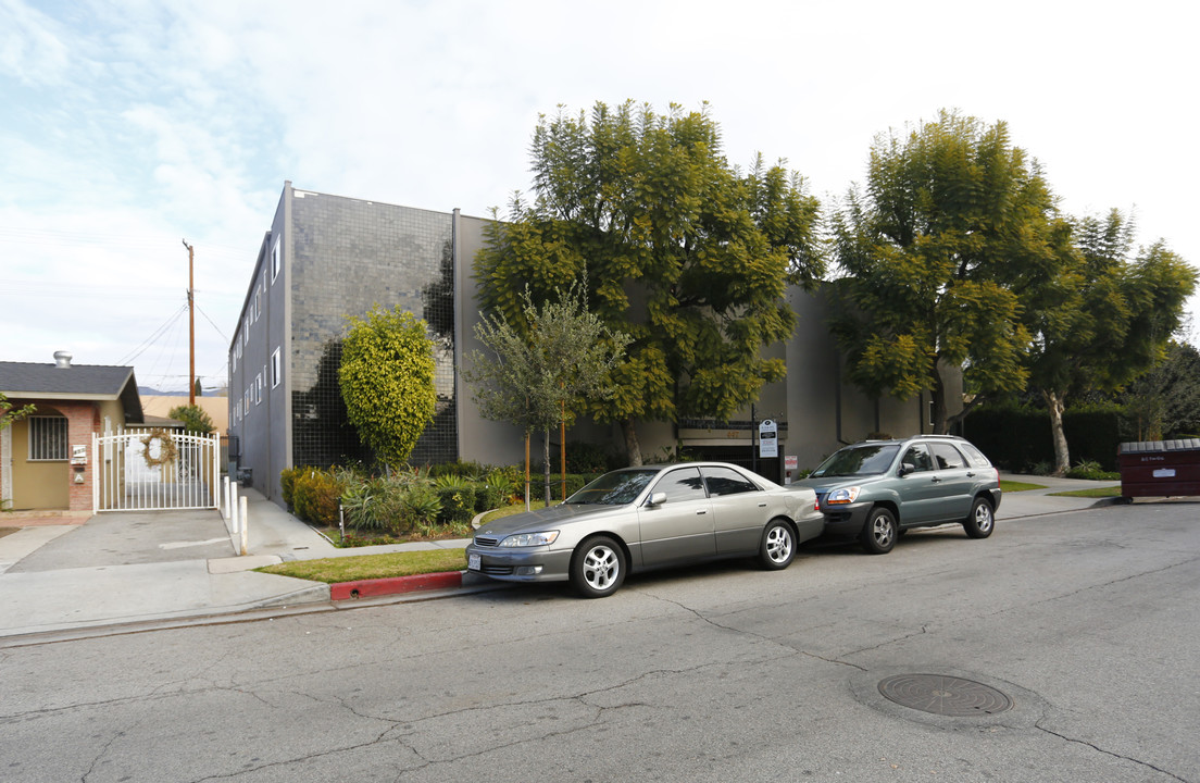 447 W Elk Ave in Glendale, CA - Building Photo