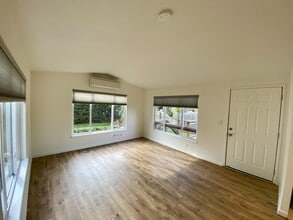 79 Alder St in Eastsound, WA - Building Photo - Building Photo