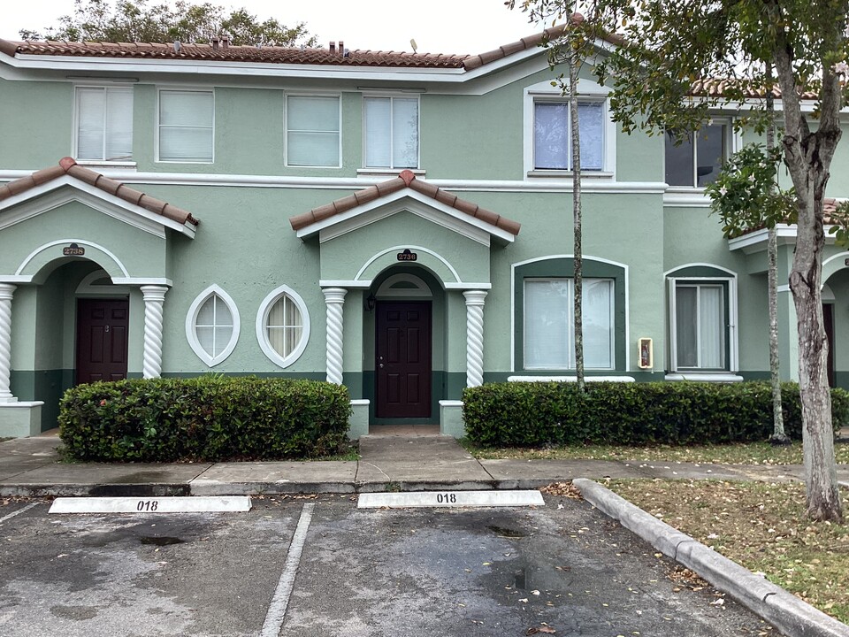 2736 SE 15th Rd in Homestead, FL - Foto de edificio