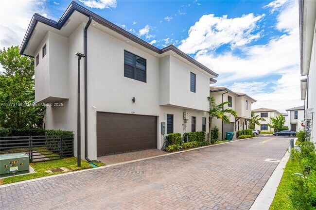 8229 NW 44th St in Doral, FL - Building Photo - Building Photo