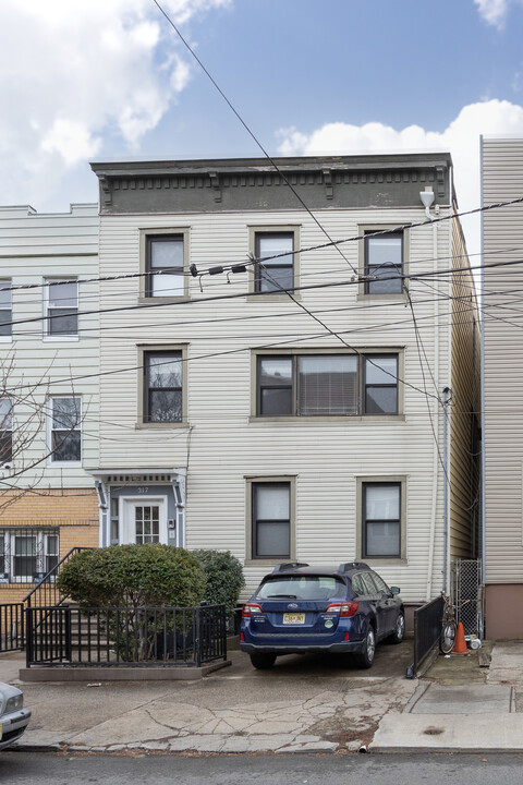 317 4th St in Jersey City, NJ - Building Photo