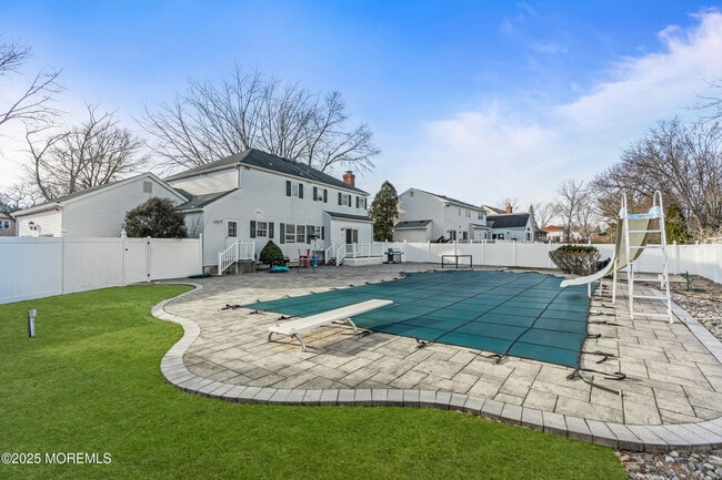 2 Windsor Dr in West Long Branch, NJ - Building Photo - Building Photo