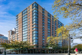 475 Main St in New York, NY - Foto de edificio - Building Photo