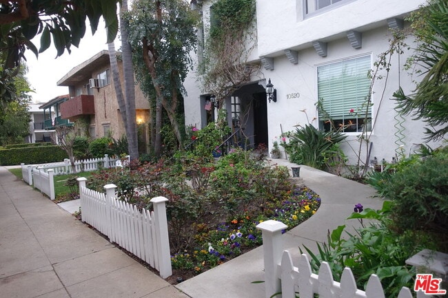 10520 Eastborne Ave in Los Angeles, CA - Building Photo - Building Photo