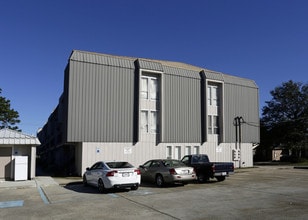 570 W William David Pky in Metairie, LA - Building Photo - Building Photo