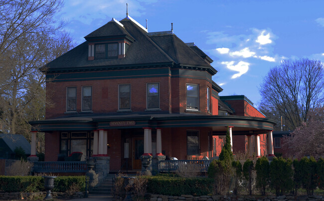 Alexander House in Saratoga Springs, NY - Foto de edificio - Building Photo