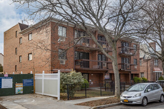 6326 Bourton St in Rego Park, NY - Building Photo - Building Photo