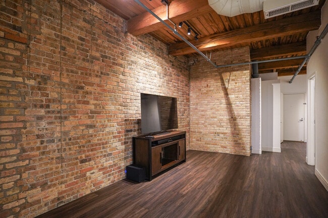 225 W Huron St, Unit 301 in Chicago, IL - Foto de edificio - Building Photo