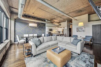 1111 W 14th Plz, Unit 328 in Chicago, IL - Foto de edificio - Building Photo