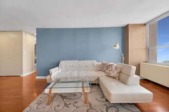 655 W Irving Park Rd, Unit 04113 in Chicago, IL - Foto de edificio - Building Photo