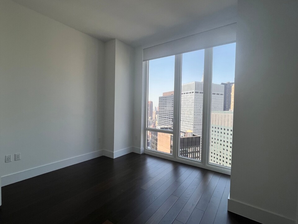 222 E 44th St in New York, NY - Building Photo