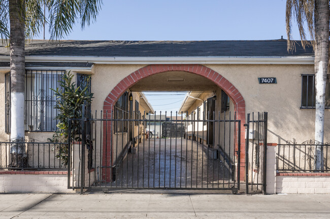 7407 S Figueroa St in Los Angeles, CA - Building Photo - Building Photo