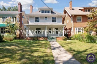 2727 Robinwood Ave in Toledo, OH - Building Photo