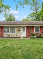 215 Pinegrove Dr in Bellbrook, OH - Building Photo