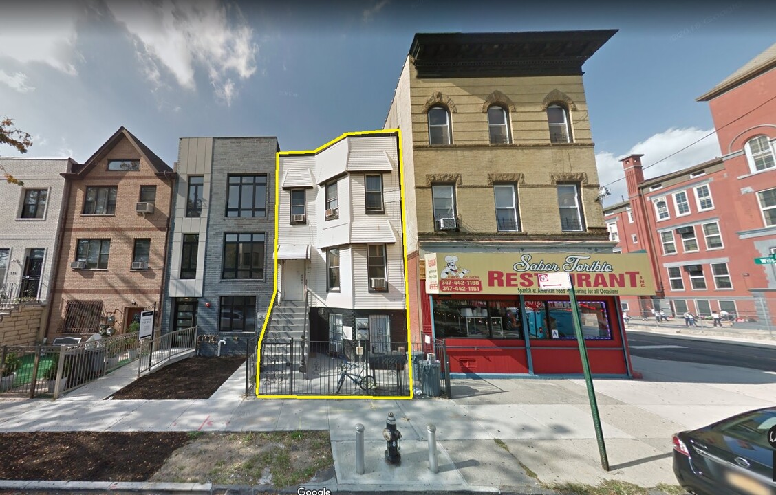 231 Cornelia St in Brooklyn, NY - Building Photo