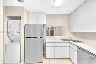 1439 Springside Dr in Weston, FL - Foto de edificio - Building Photo