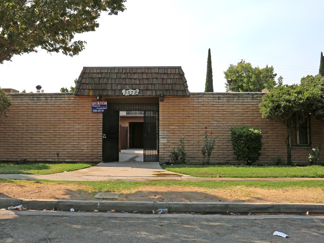 3372 E Sierra Madre Ave in Fresno, CA - Foto de edificio - Building Photo