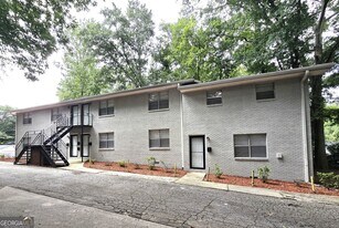 2637 Lester St in East Point, GA - Building Photo