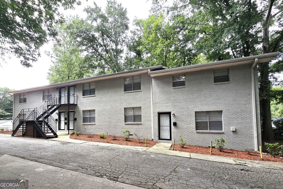 2637 Lester St in East Point, GA - Building Photo