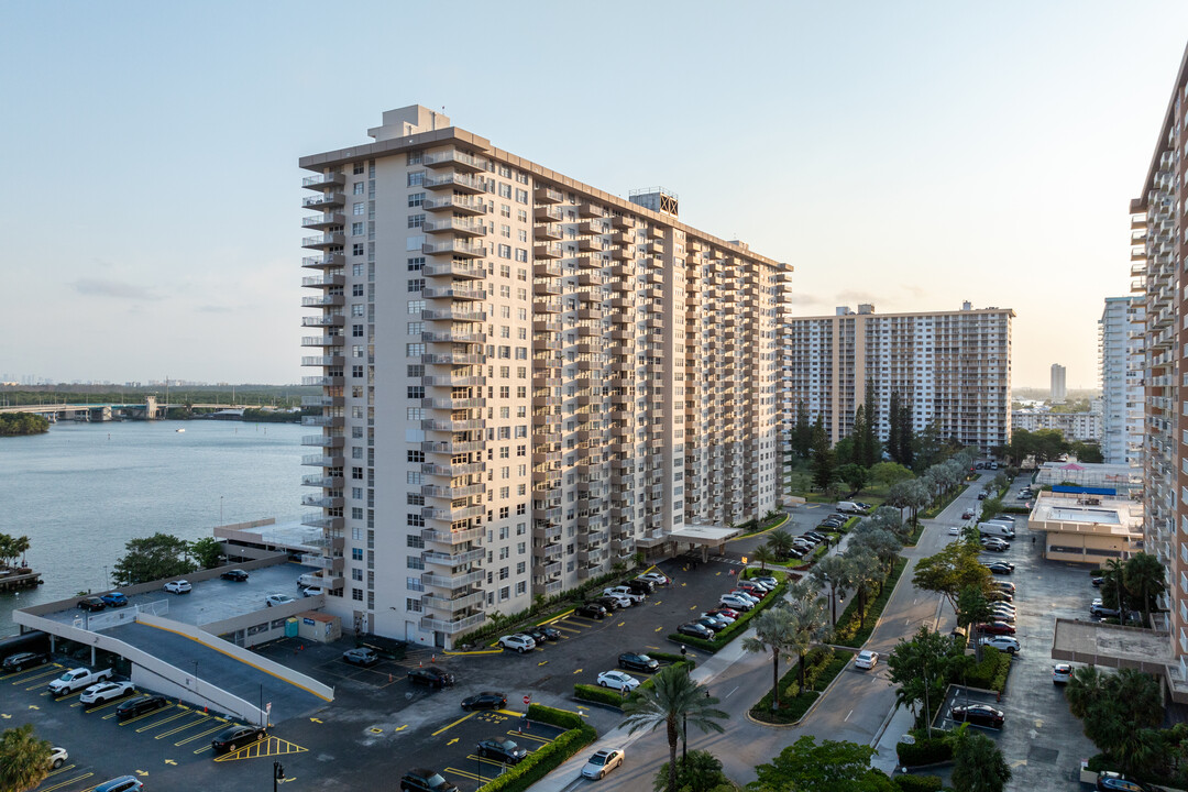 Winston Towers 100 in Sunny Isles Beach, FL - Building Photo