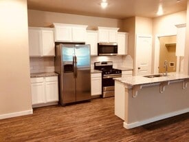 5204 Oakwood Villa Ct in Bethany, OK - Building Photo