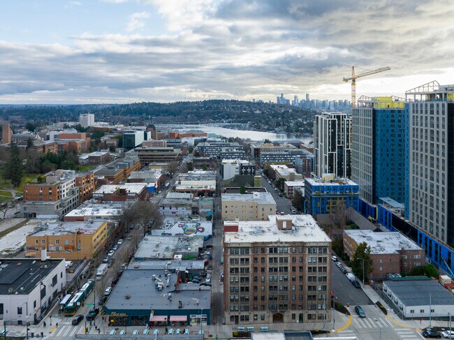 University Manor in Seattle, WA - Building Photo - Building Photo