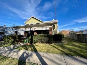 911 N Center St in Bloomington, IL - Foto de edificio - Building Photo