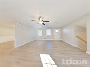 324 Pioneer Cir in Woodstock, GA - Foto de edificio - Building Photo