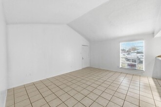 5619 Jacaranda Dr, Unit #A in Austin, TX - Foto de edificio - Building Photo