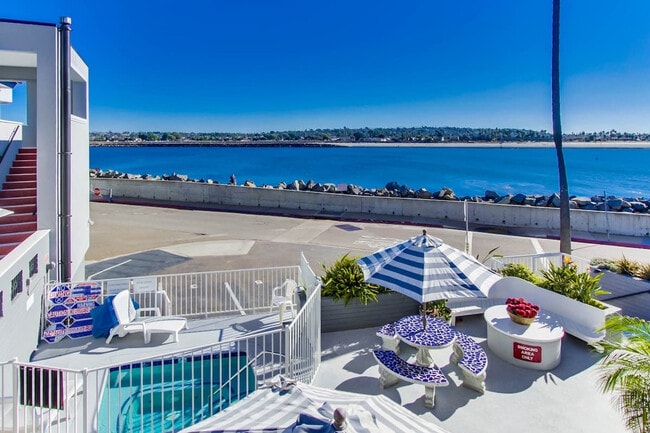 2612 Bayside Ln in San Diego, CA - Building Photo - Building Photo