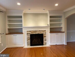 2128 Greenwich St in Falls Church, VA - Foto de edificio - Building Photo
