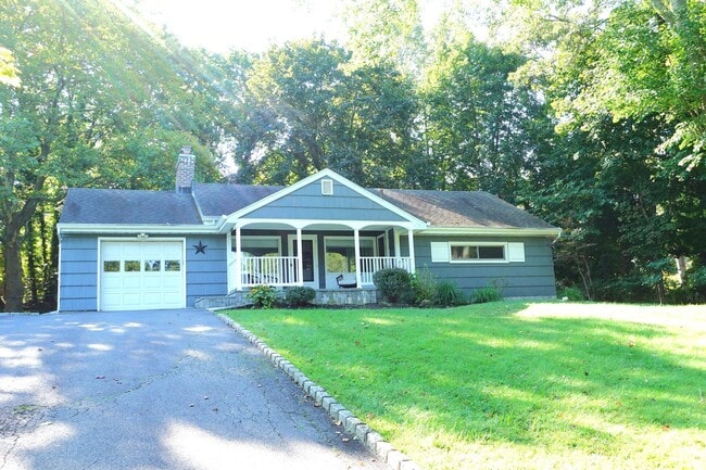 2 Honey Ln W in Miller Place, NY - Building Photo - Building Photo