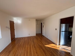 4616 Kingswell Ave in Los Angeles, CA - Foto de edificio - Building Photo