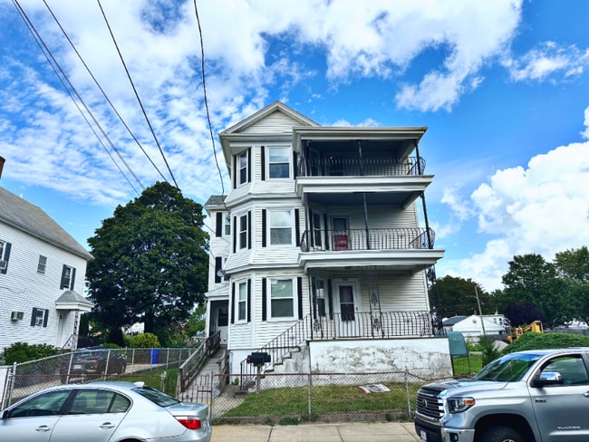 528 Lawton St in Fall River, MA - Building Photo - Building Photo