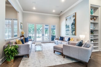 825 Carrie Ln in Lakewood Village, TX - Foto de edificio - Building Photo