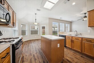 11009 Collingswood Dr in La Porte, TX - Building Photo - Building Photo