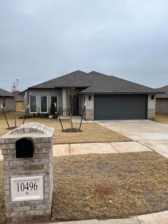 10496 Turtle Back Dr in Midwest City, OK - Building Photo