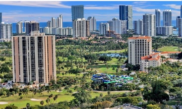 20335 W Country Club Dr, Unit 2210 in Aventura, FL - Building Photo - Building Photo