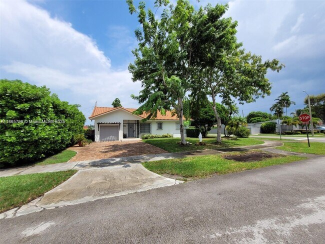 8001 SW 36th St in Miami, FL - Building Photo - Building Photo