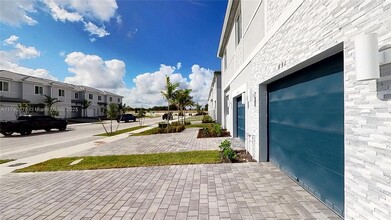 631 SE 13th St Cir in Homestead, FL - Foto de edificio - Building Photo