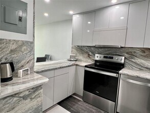 8595 Sunrise Lakes Blvd in Sunrise, FL - Building Photo - Building Photo