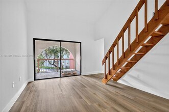 10233 NW 9th St Cir in Miami, FL - Building Photo - Building Photo