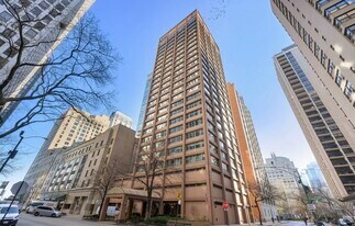 247 E Chestnut St in Chicago, IL - Building Photo