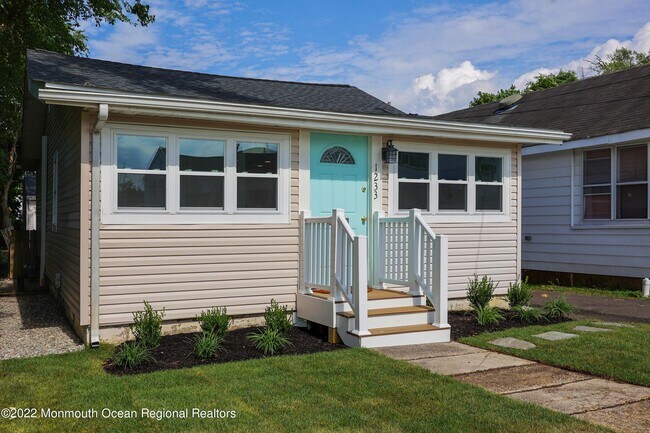 1233 Oakwood Rd in Belmar, NJ - Building Photo - Building Photo