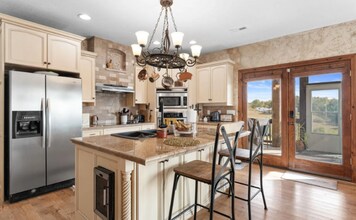 710 Hilltop Vista Rd in Reeds Spring, MO - Building Photo - Building Photo