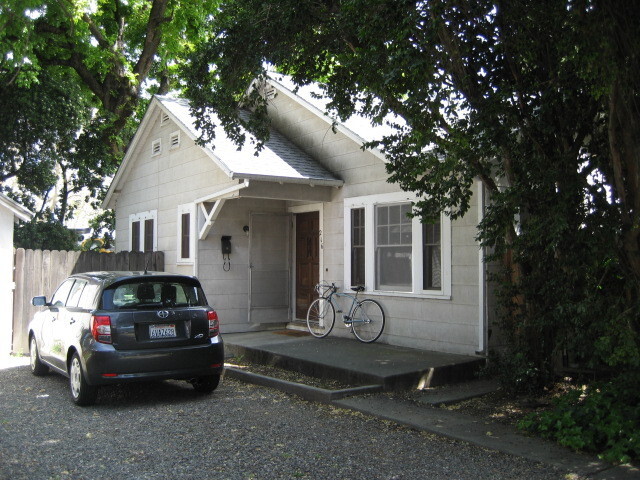 216 B St in Davis, CA - Building Photo