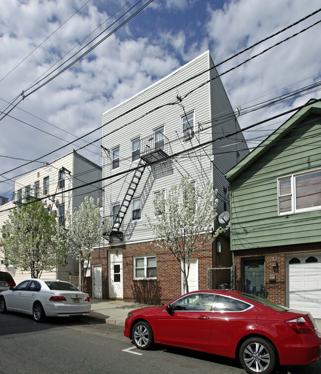 314 68th St in West New York, NJ - Building Photo - Building Photo